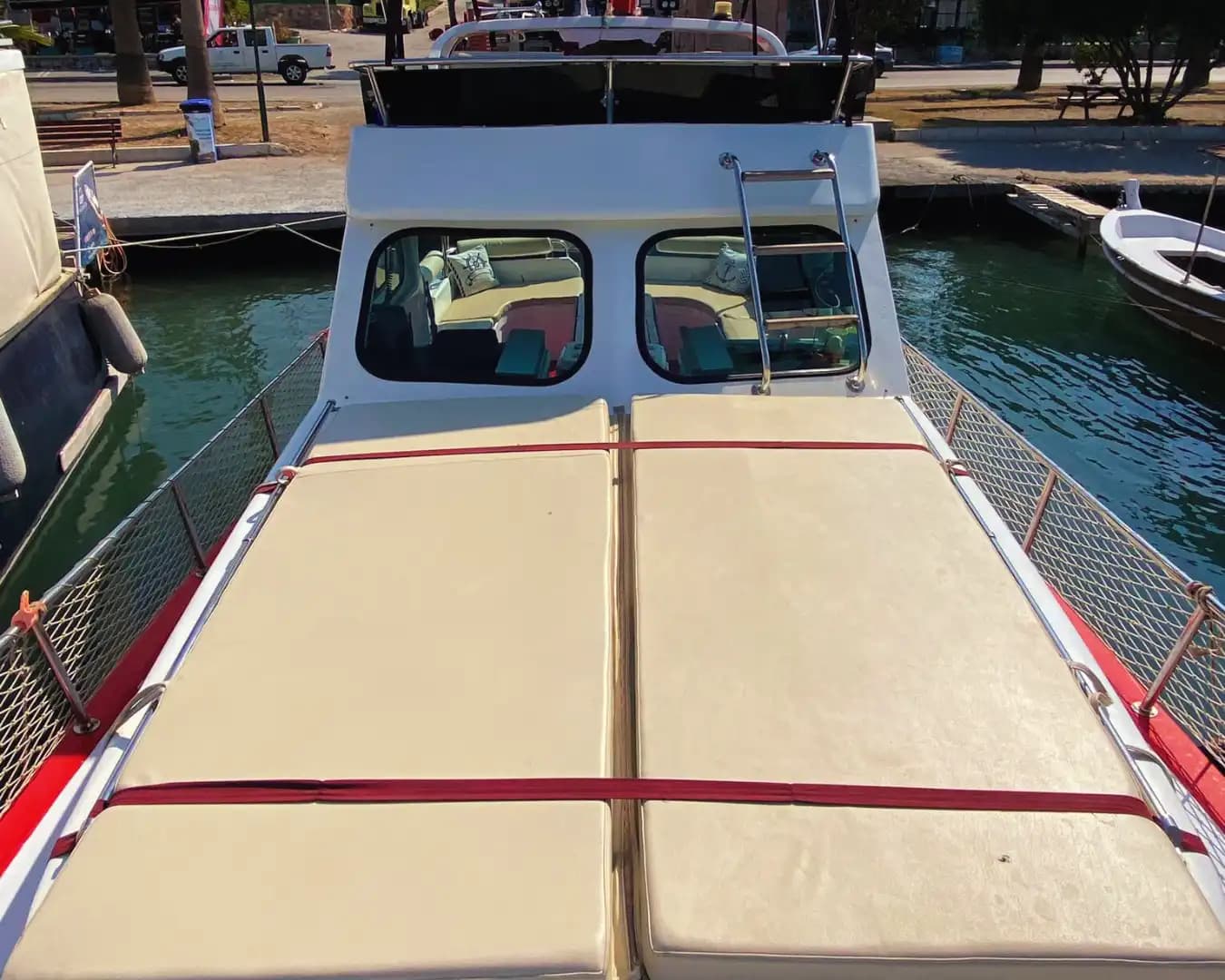 Ayvalık’ta 9 Metrelik Gezi ve Yüzme İçin İdeal Kiralık Özel Tekne 3
