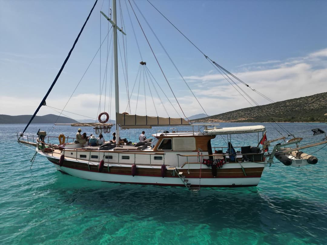 Bodrum'da 16 Metrelik Lüks Gulet ile 12 Kişilik Eşsiz Mavi Yolculuk Deneyimi