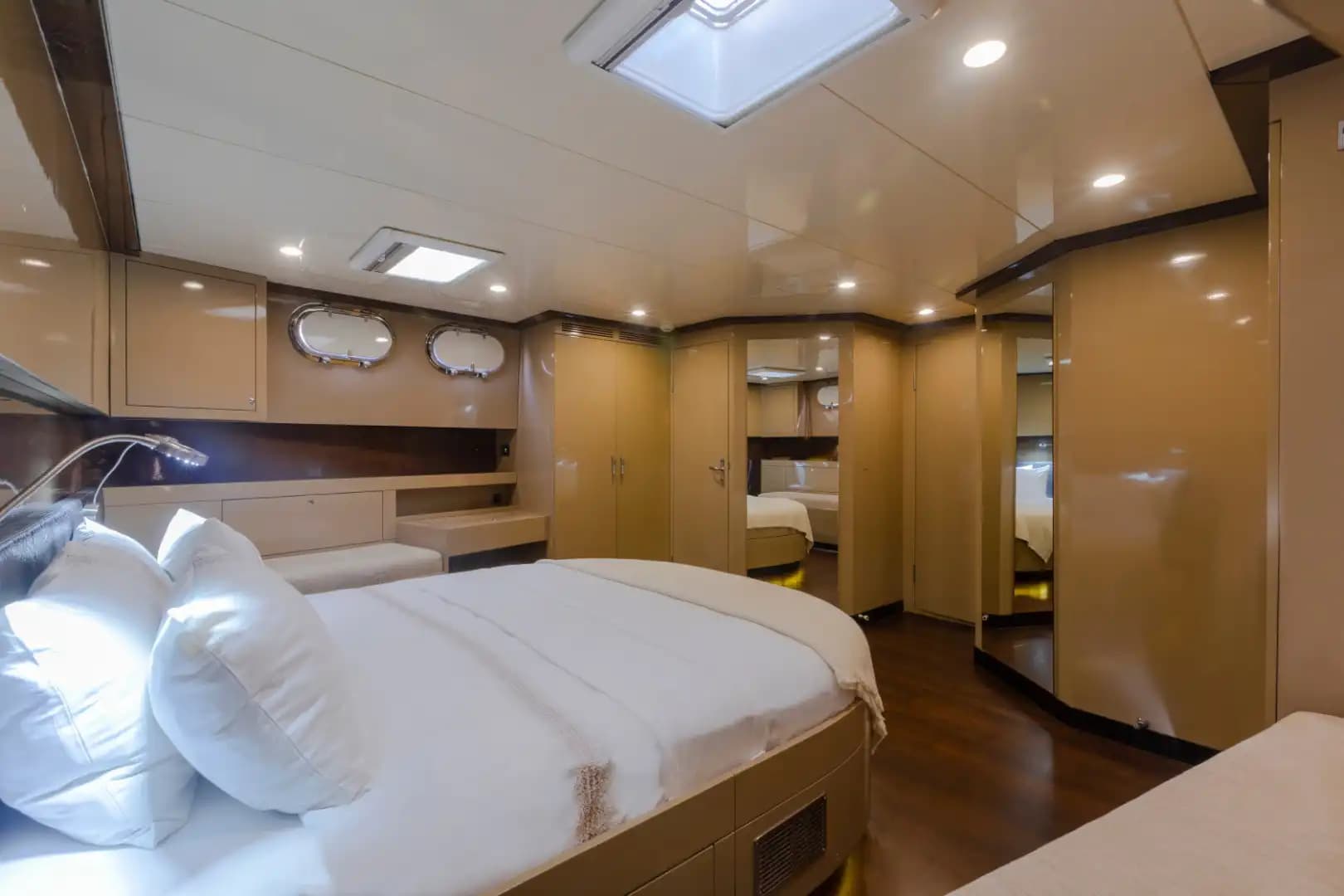 غوليت فاخر بطول 27 متر - 4 كابينات - سعة 8 شخص - في بودروم 27