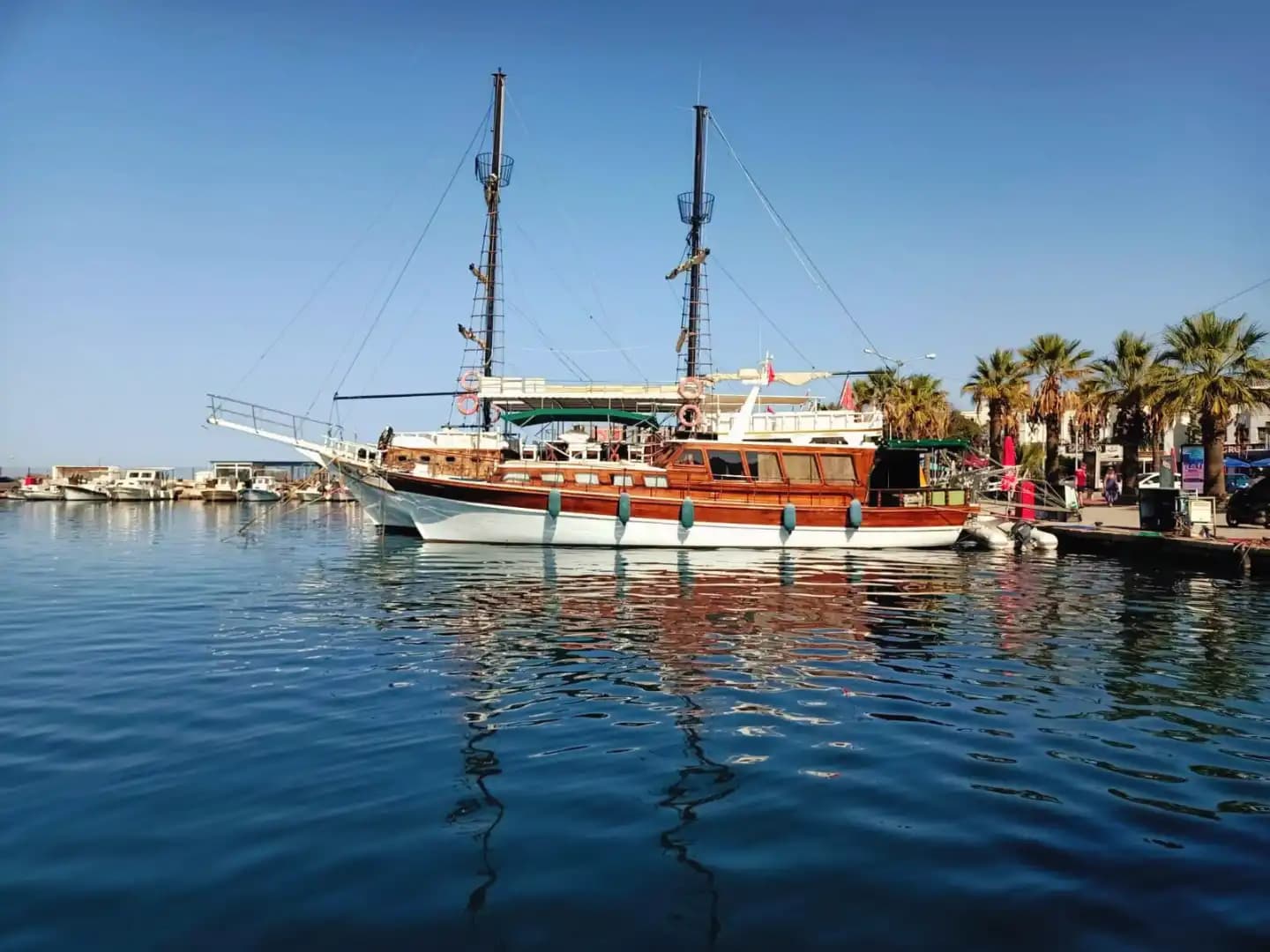 Bodrum’un göz alıcı koylarını keşfetmek için tasarlanmış 18 metrelik özel yapım tekne 2