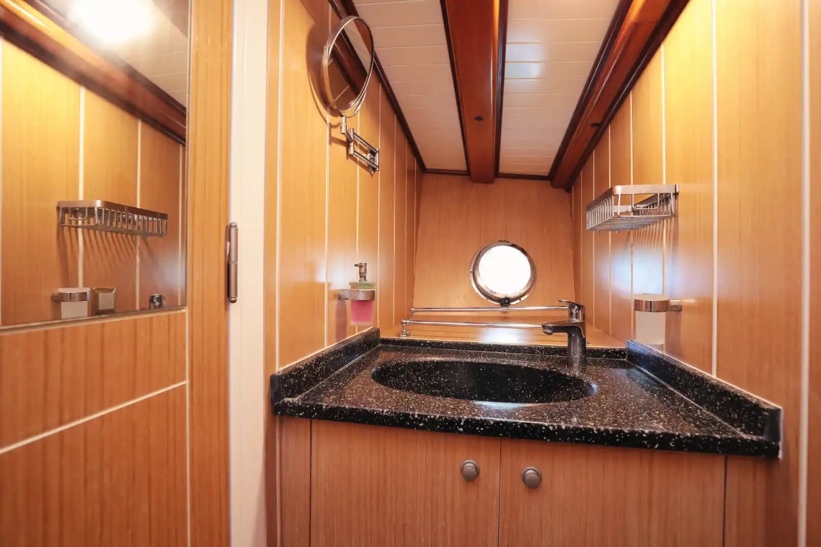 33-Meter Luxe Gulet in Bodrum met 11 Kajuiten voor 22 Gasten 24