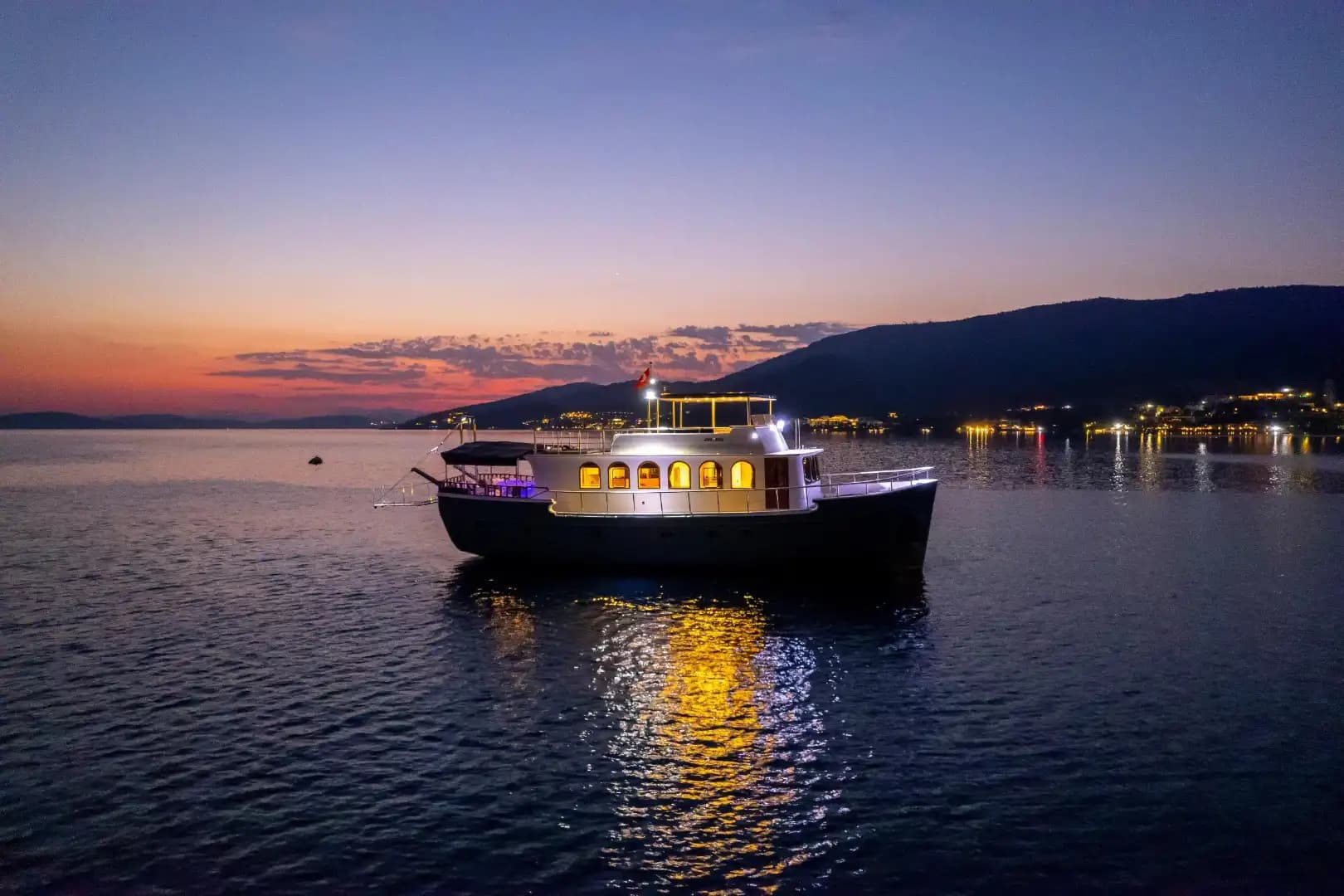 Bodrum'da Eşsiz Tasarıma Sahip, 23 Metre, 4 Kabinli Özel Yapım Motoryat 8