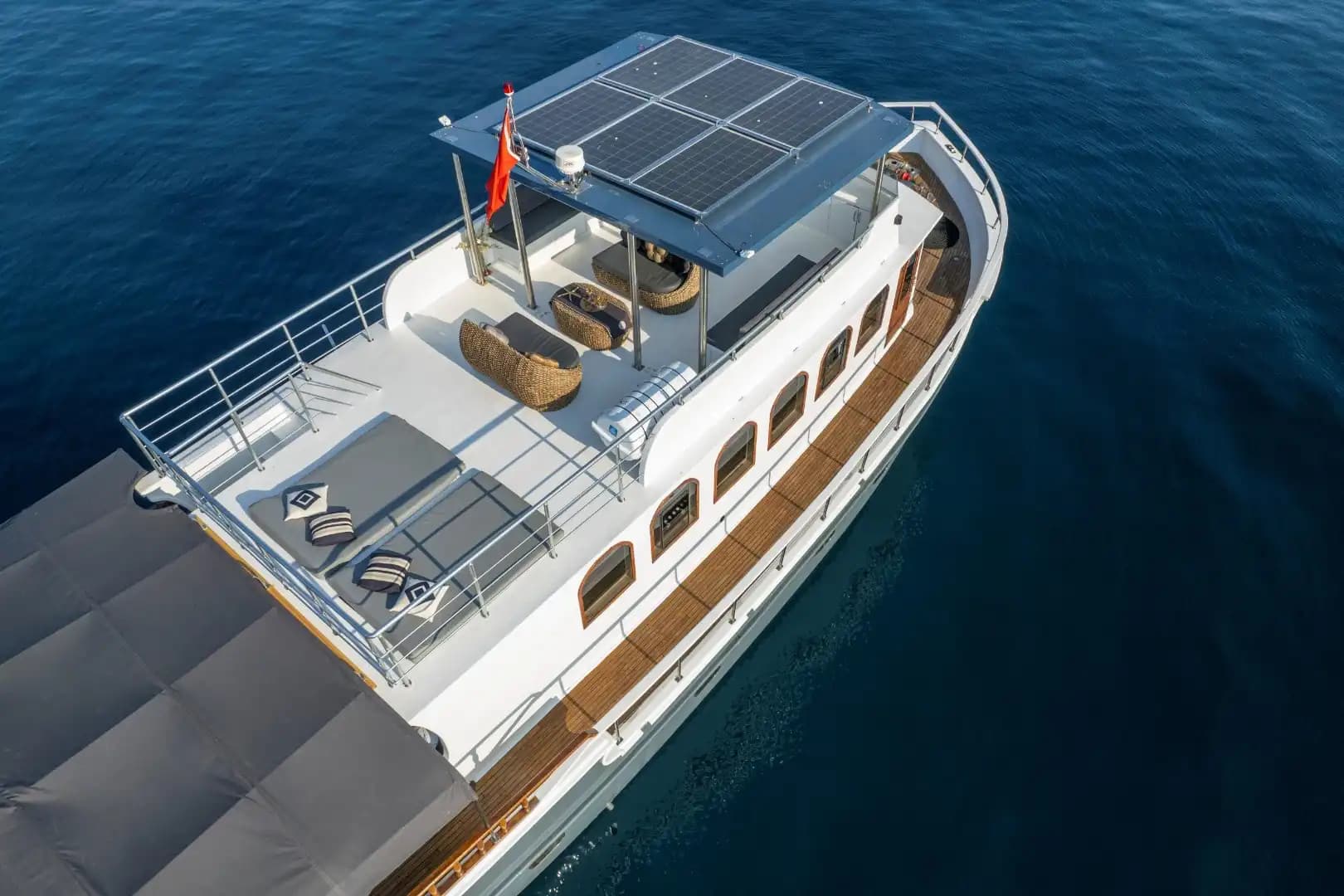 Bodrum'da Eşsiz Tasarıma Sahip, 23 Metre, 4 Kabinli Özel Yapım Motoryat 2