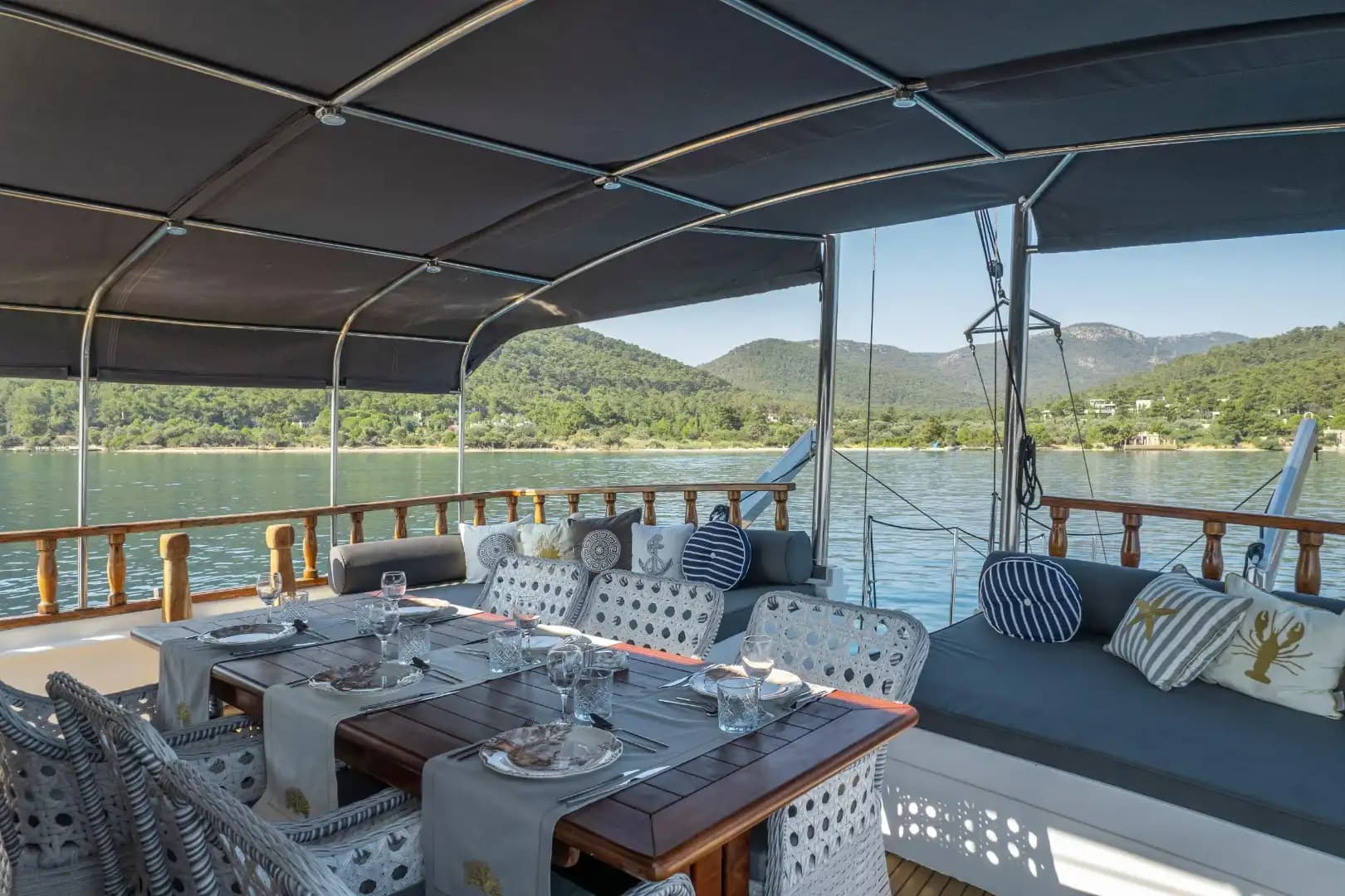 Bodrum'da Eşsiz Tasarıma Sahip, 23 Metre, 4 Kabinli Özel Yapım Motoryat 14