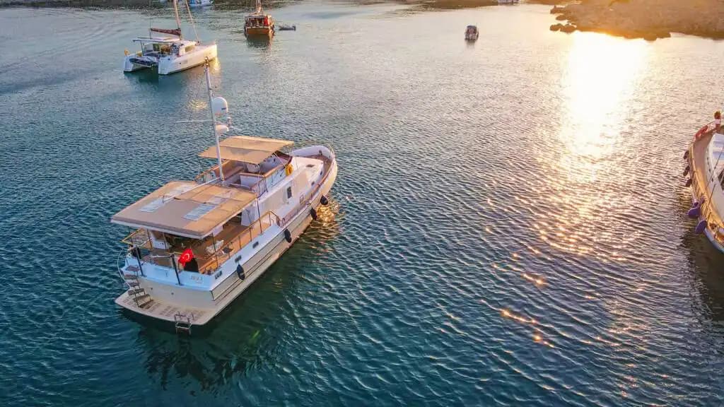 Bodrum’da Özel Yapım 3 Kabinli Motoryat: 6 Kişilik Lüks Deneyim 4
