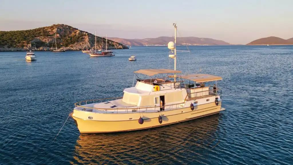 Bodrum’da Özel Yapım 3 Kabinli Motoryat: 6 Kişilik Lüks Deneyim 7
