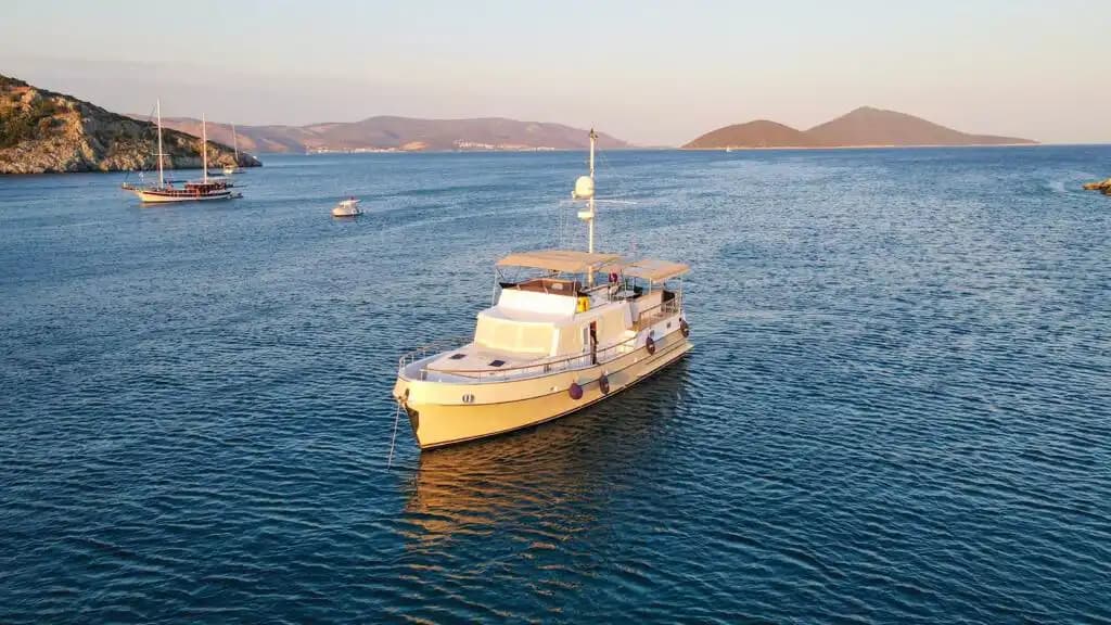 Bodrum’da Özel Yapım 3 Kabinli Motoryat: 6 Kişilik Lüks Deneyim 6