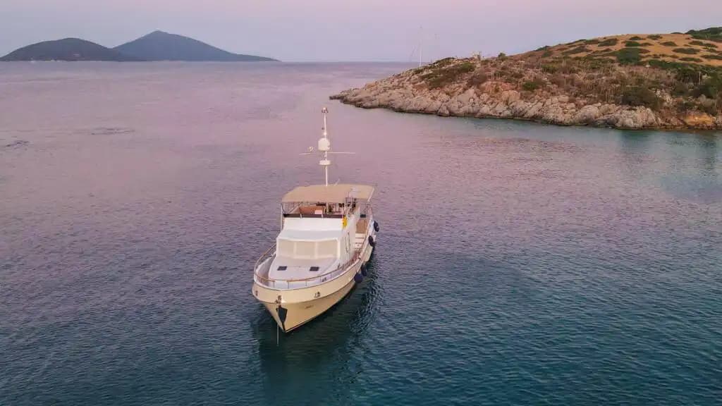 Bodrum’da Özel Yapım 3 Kabinli Motoryat: 6 Kişilik Lüks Deneyim 9
