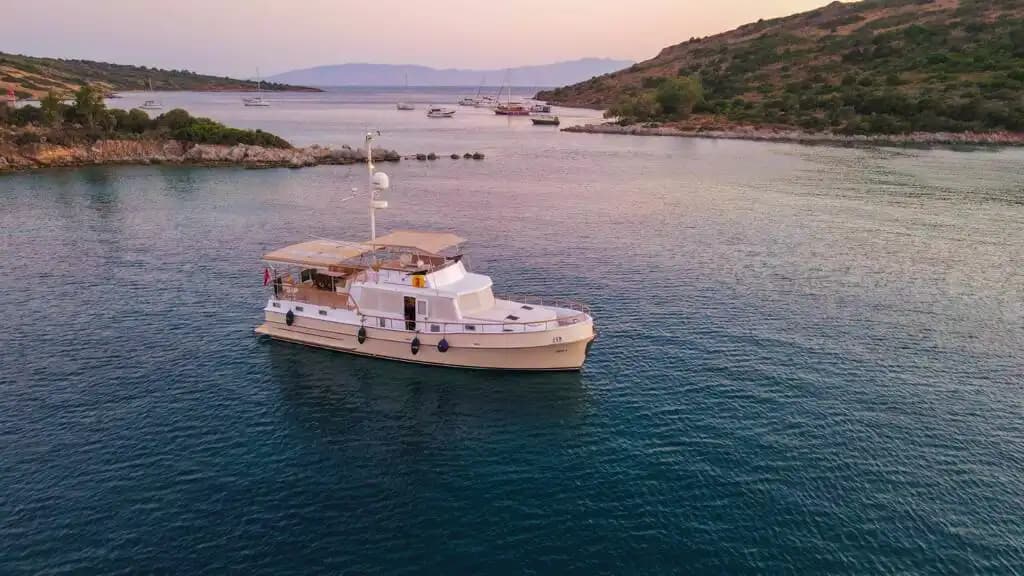Bodrum’da Özel Yapım 3 Kabinli Motoryat: 6 Kişilik Lüks Deneyim 11