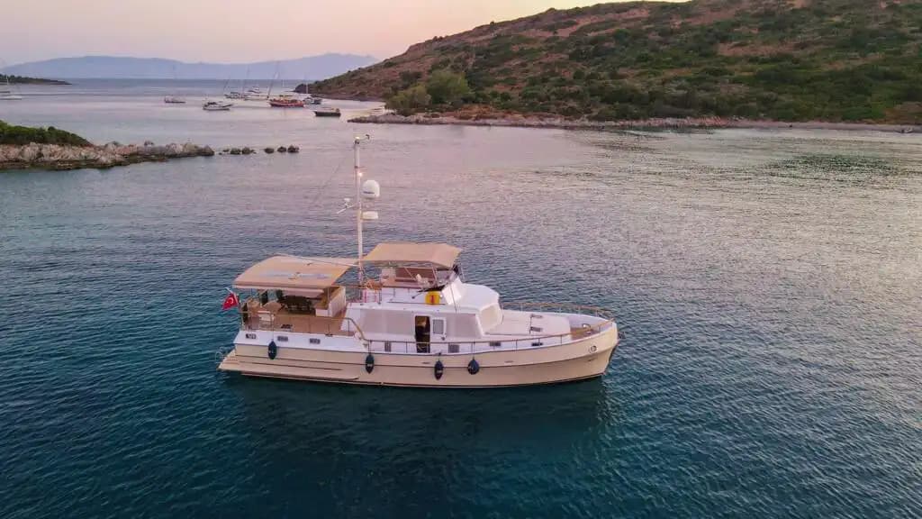 Bodrum’da Özel Yapım 3 Kabinli Motoryat: 6 Kişilik Lüks Deneyim 2