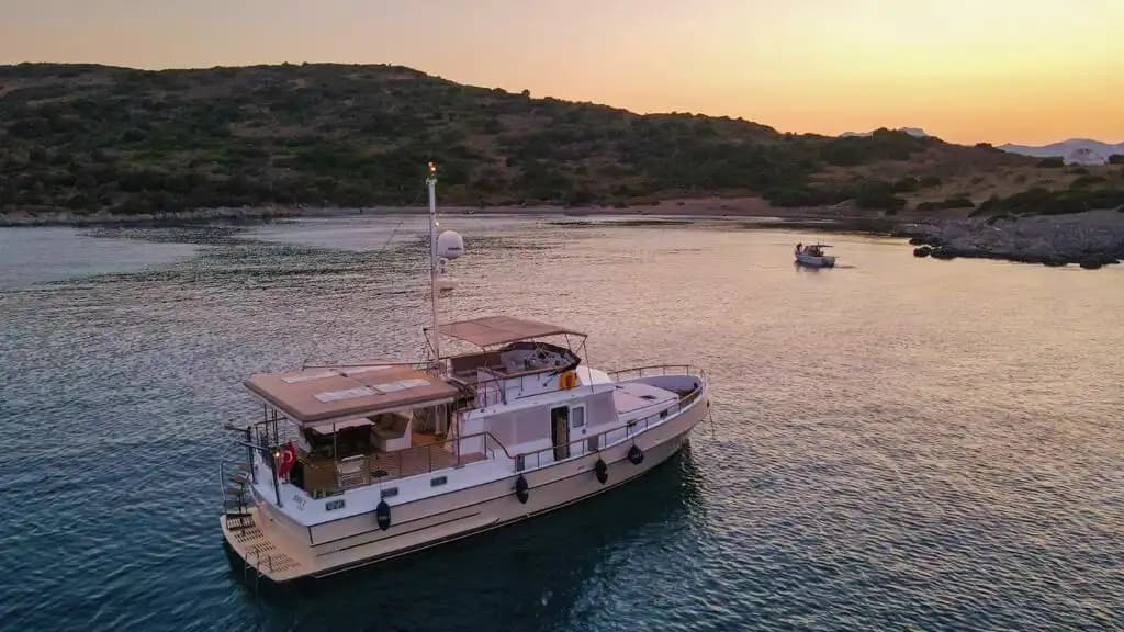 Bodrum’da Özel Yapım 3 Kabinli Motoryat: 6 Kişilik Lüks Deneyim 12