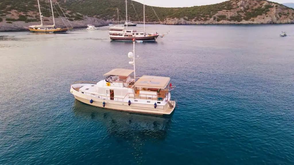 Bodrum’da Özel Yapım 3 Kabinli Motoryat: 6 Kişilik Lüks Deneyim 8