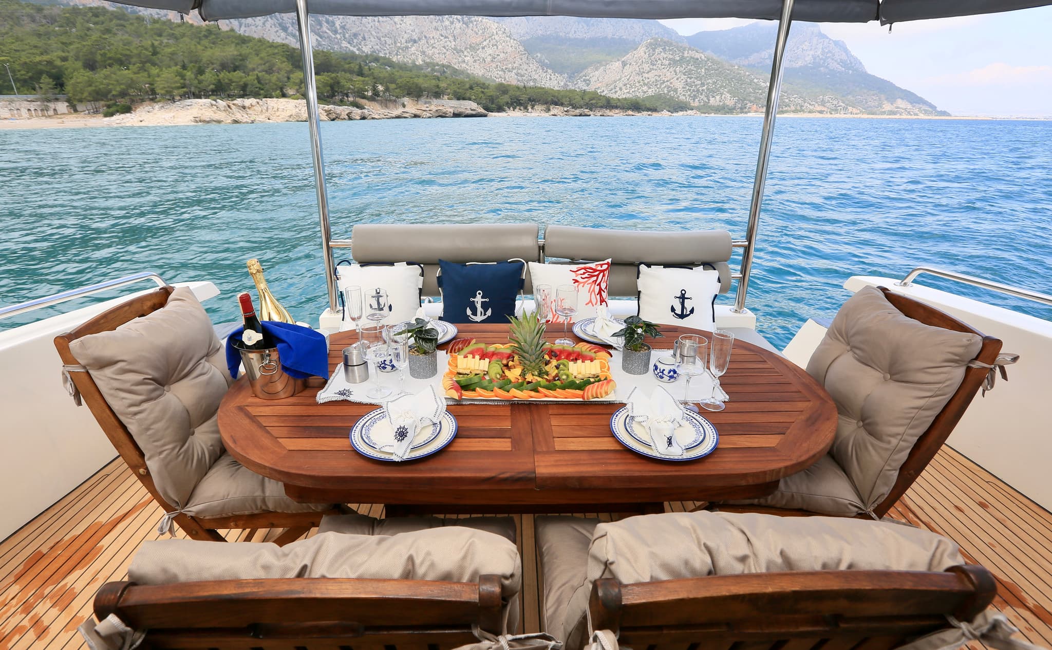 Antalya Zentrum: 18 Meter Luxus-Motoryacht für Ganztagescharter, Morgentour, Düden-Wasserfall, Sonnenuntergang & Besondere Feiern (Jahrestag, Geburtstag, Junggesellinnenabschied, Heiratsantrag) 2