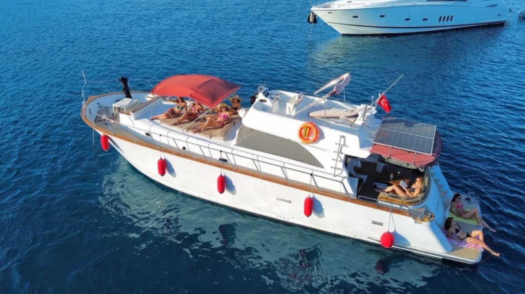 Bodrum'da 17 Metrelik Lüks Motoryat ile 12 Kişilik Eşsiz Deniz Deneyimi