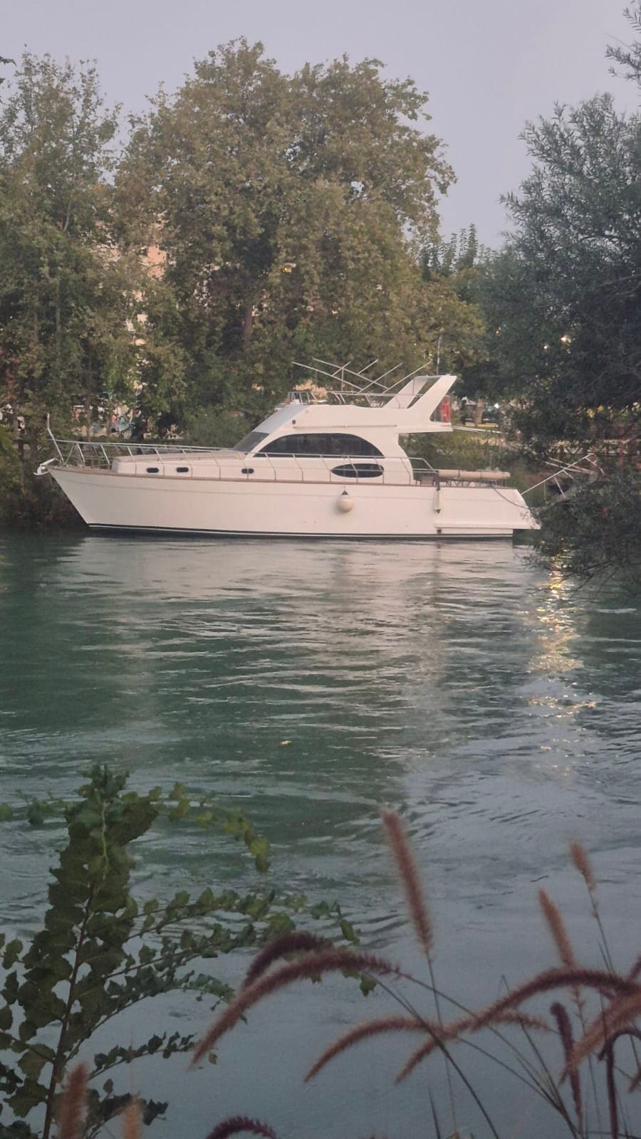 ¡Yate a Motor de Lujo de 15m en Side para 35 Personas: Atardecer, Río Manavgat y Celebraciones Especiales!