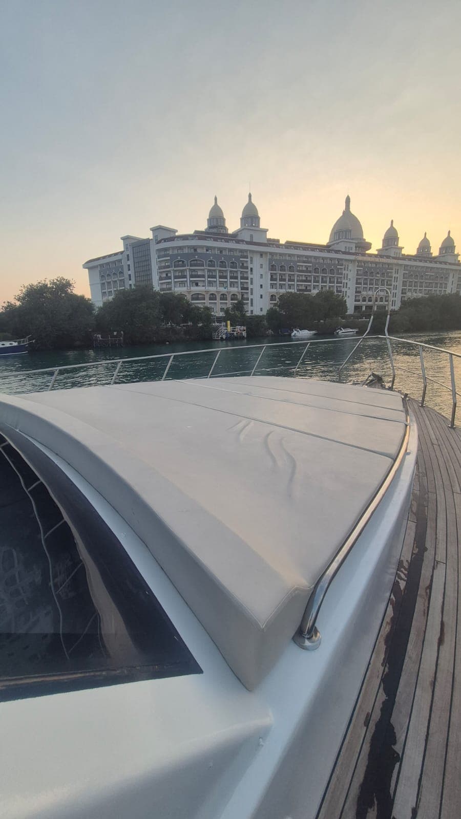 ¡Yate a Motor de Lujo de 15m en Side para 35 Personas: Atardecer, Río Manavgat y Celebraciones Especiales!