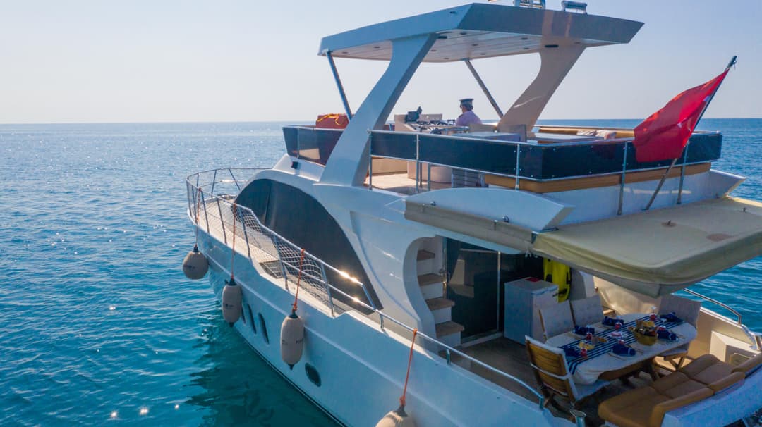 Antalya Centre : Bateau de Luxe de 19 Mètres pour Location à la Journée, Tours à Beldibi & Cascade de Düden, Coucher de Soleil & Célébrations Spéciales