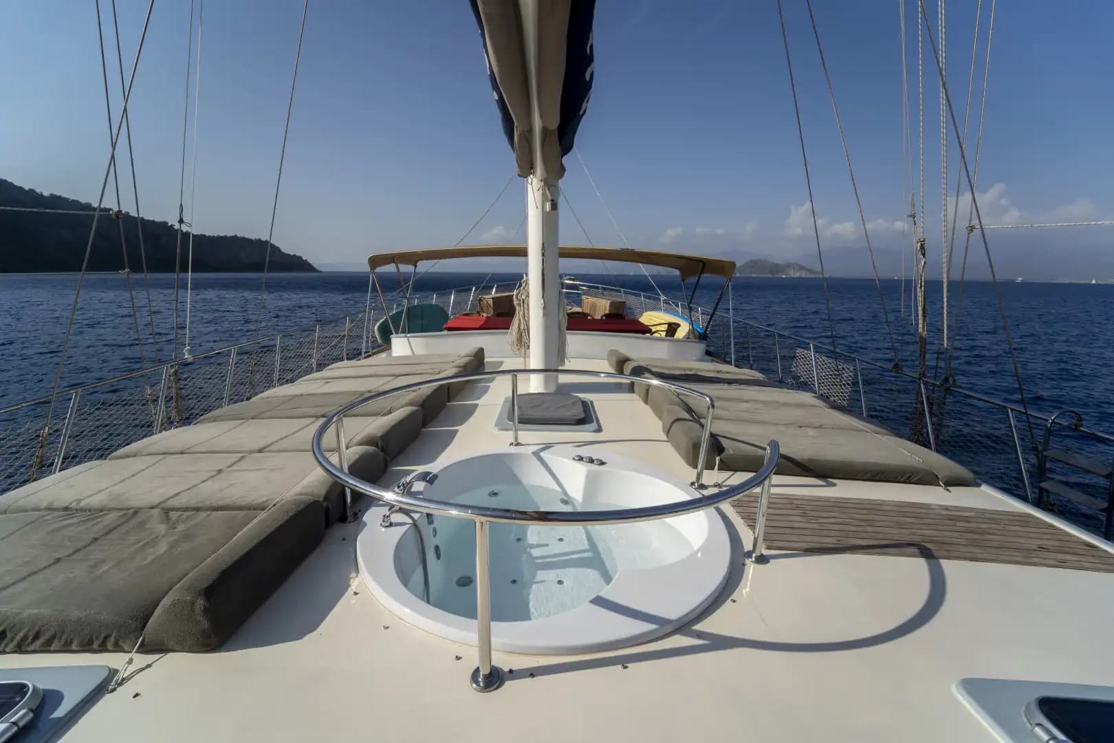 Yate de Lujo con Jacuzzi en Cubierta: 30m 21