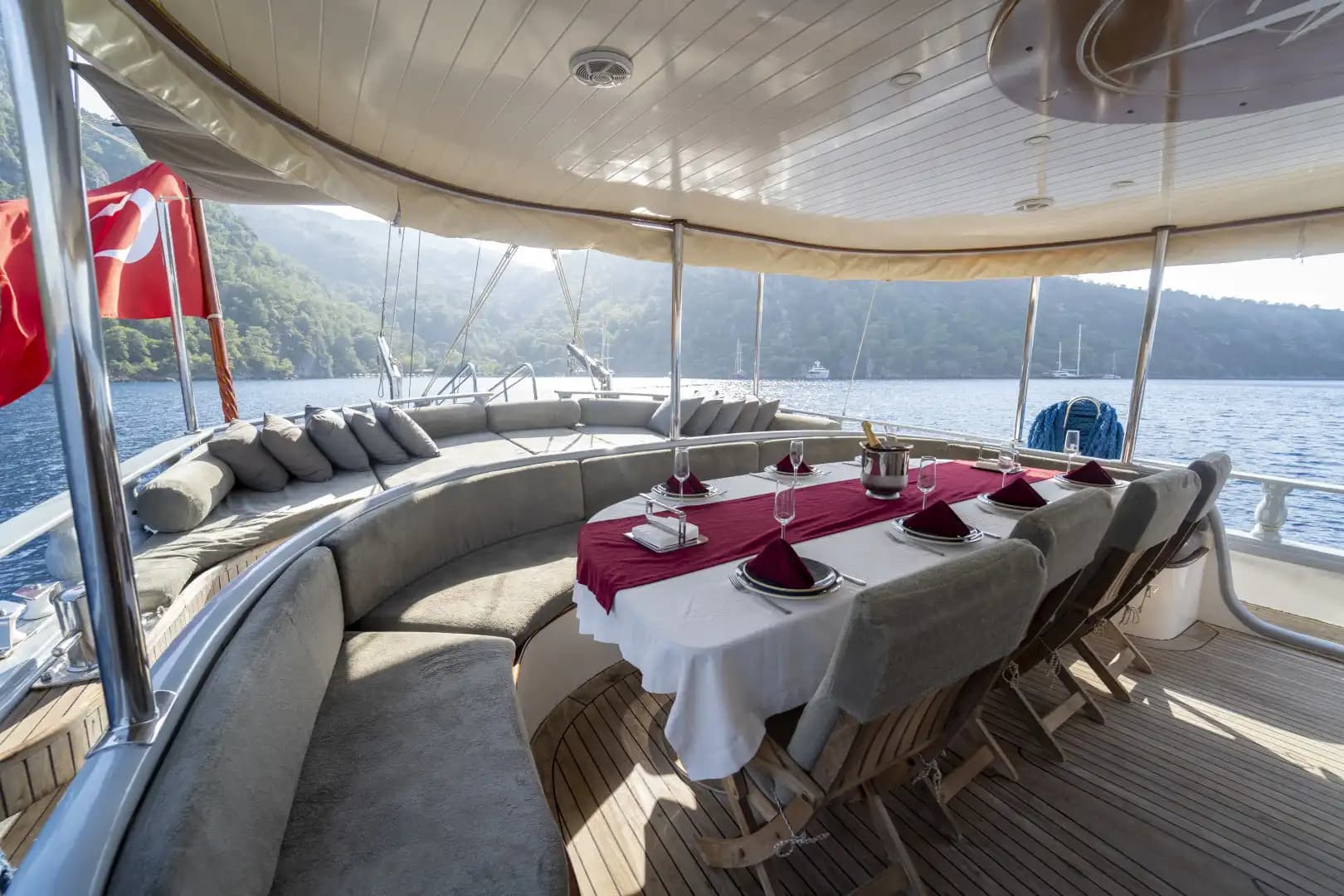 Yate de Lujo con Jacuzzi en Cubierta: 30m 35