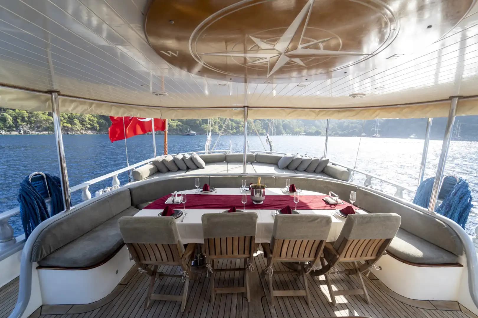 Yate de Lujo con Jacuzzi en Cubierta: 30m 34