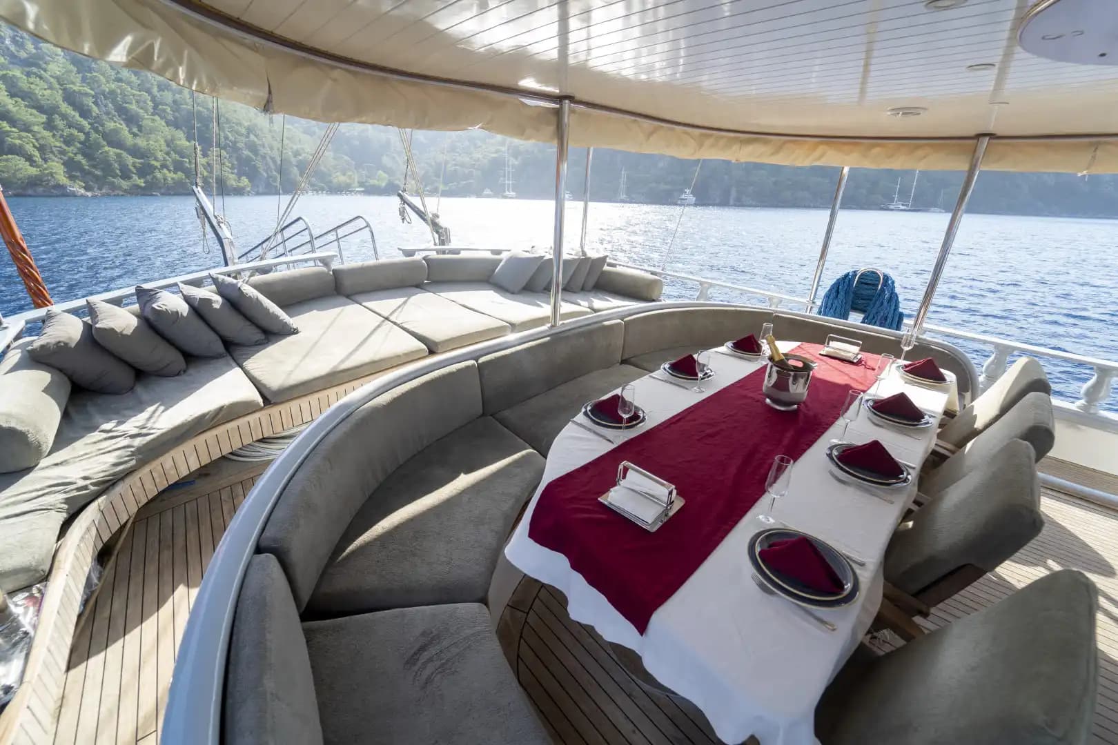 Yate de Lujo con Jacuzzi en Cubierta: 30m 36