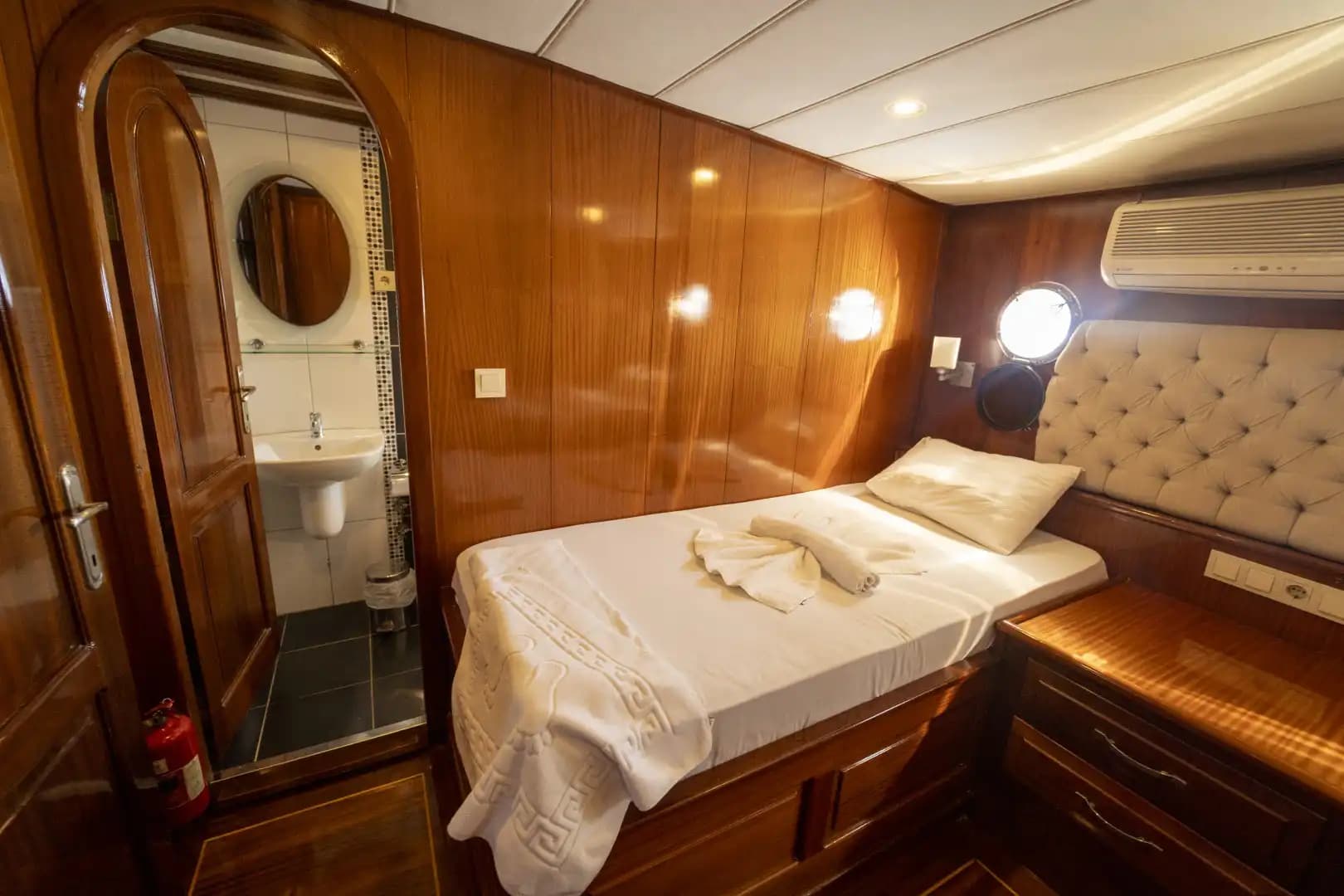 Yate de Lujo con Jacuzzi en Cubierta: 30m 28