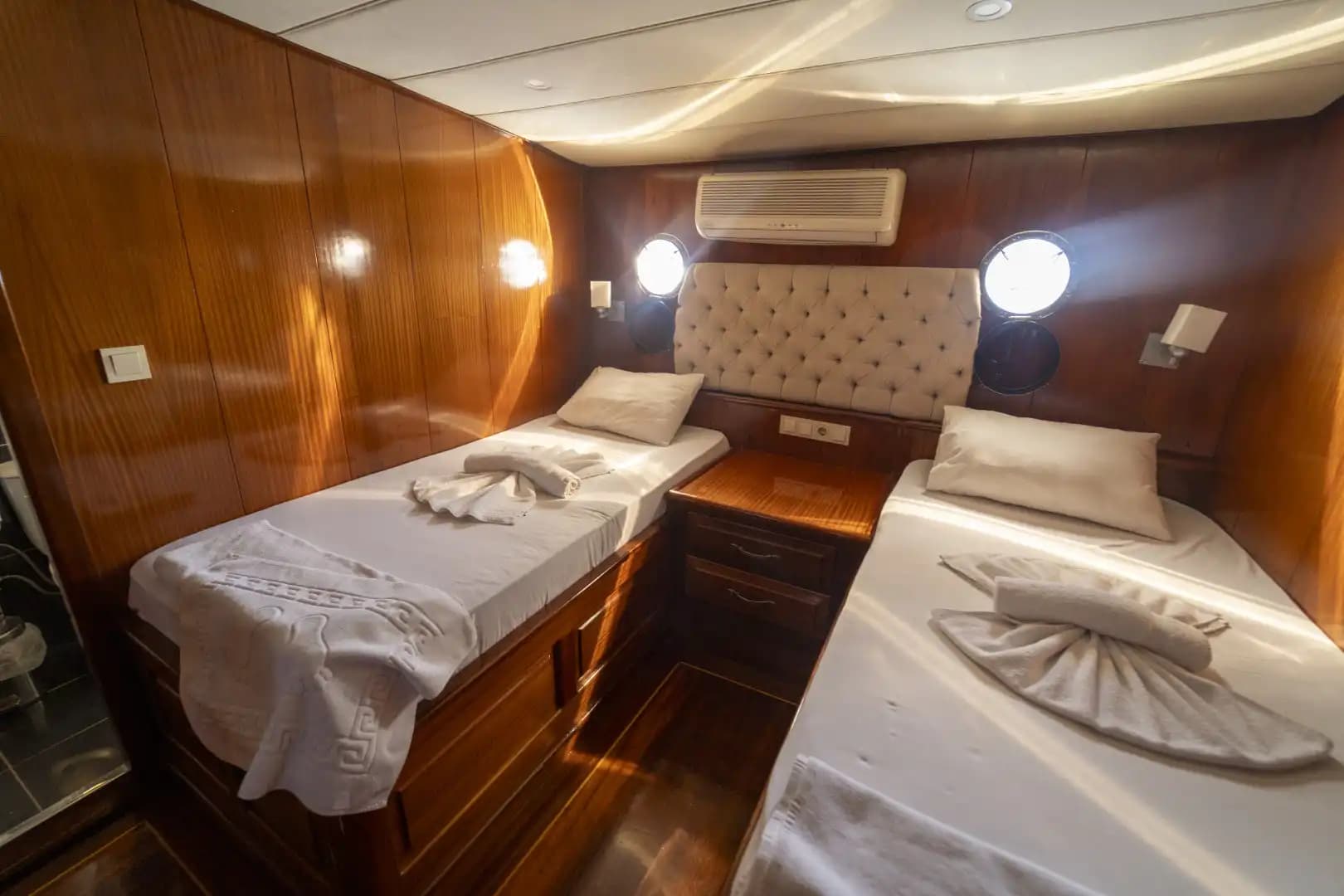 Yate de Lujo con Jacuzzi en Cubierta: 30m 24