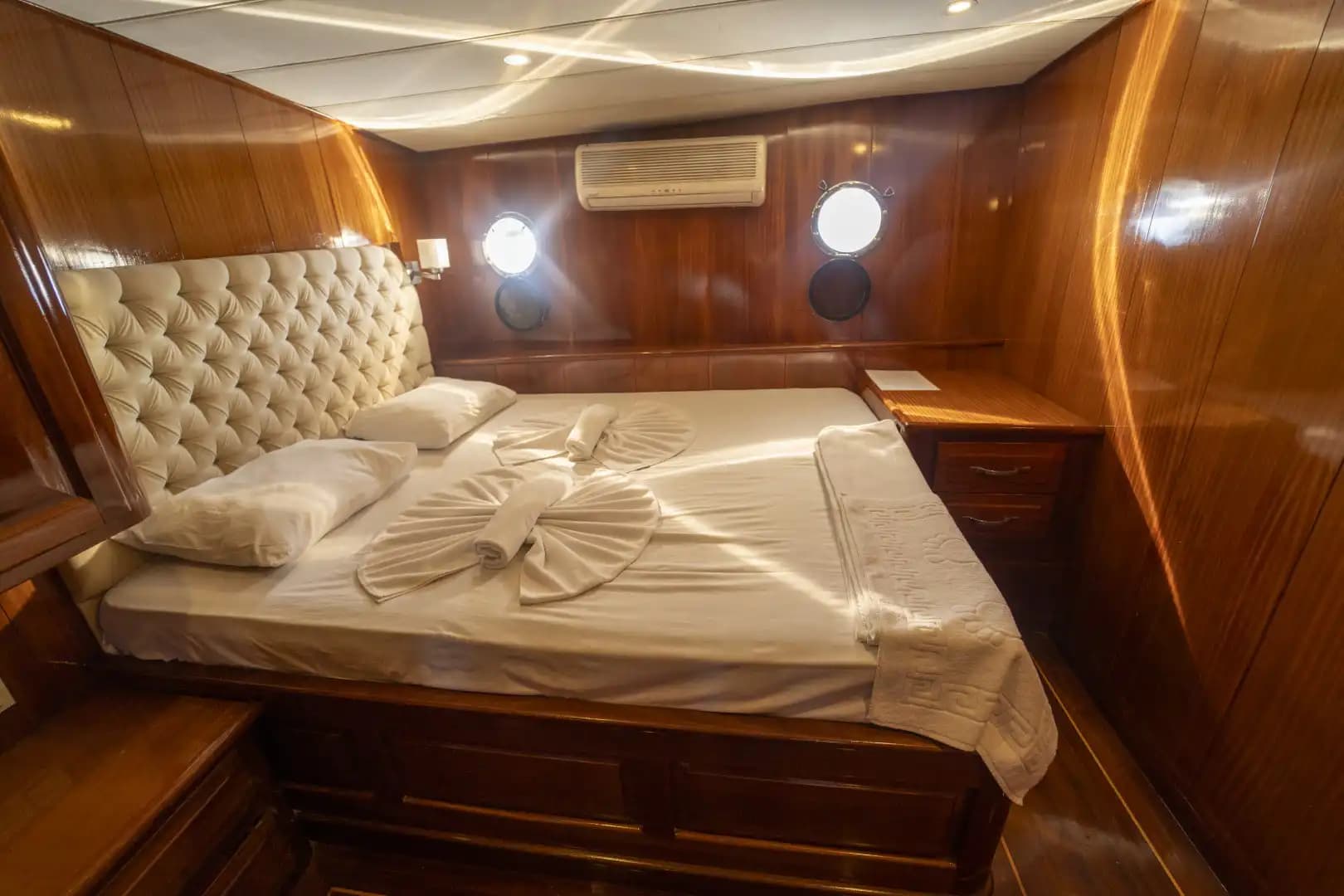 Yate de Lujo con Jacuzzi en Cubierta: 30m 23