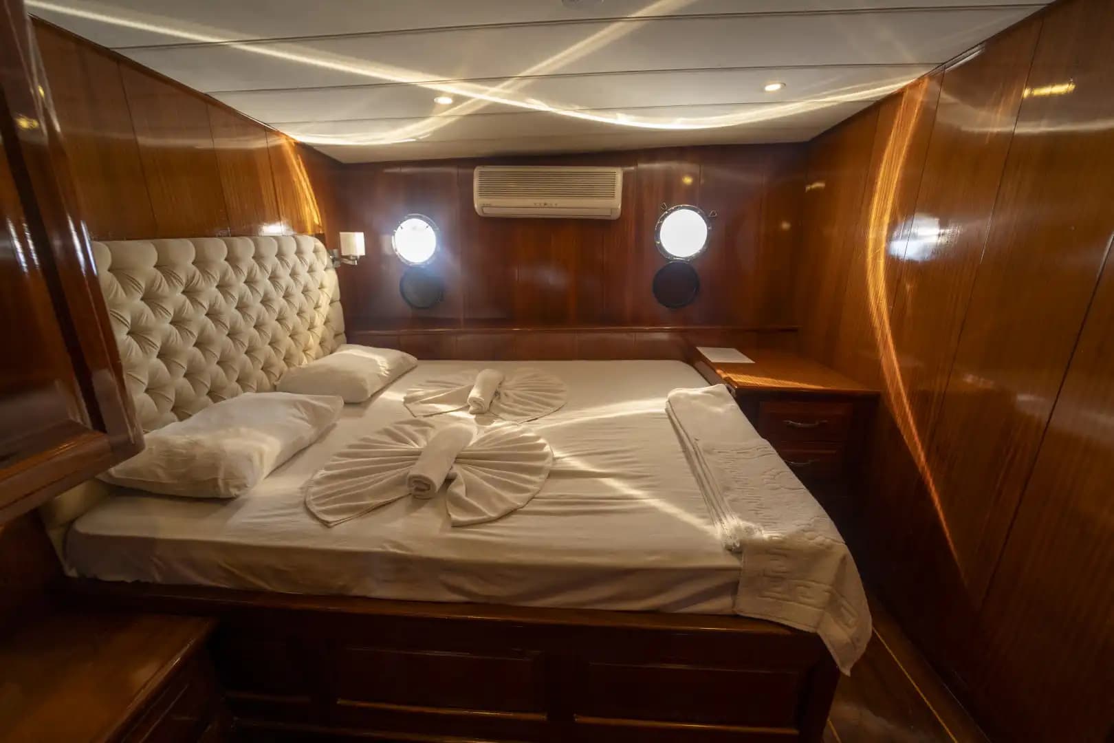 Yate de Lujo con Jacuzzi en Cubierta: 30m 22