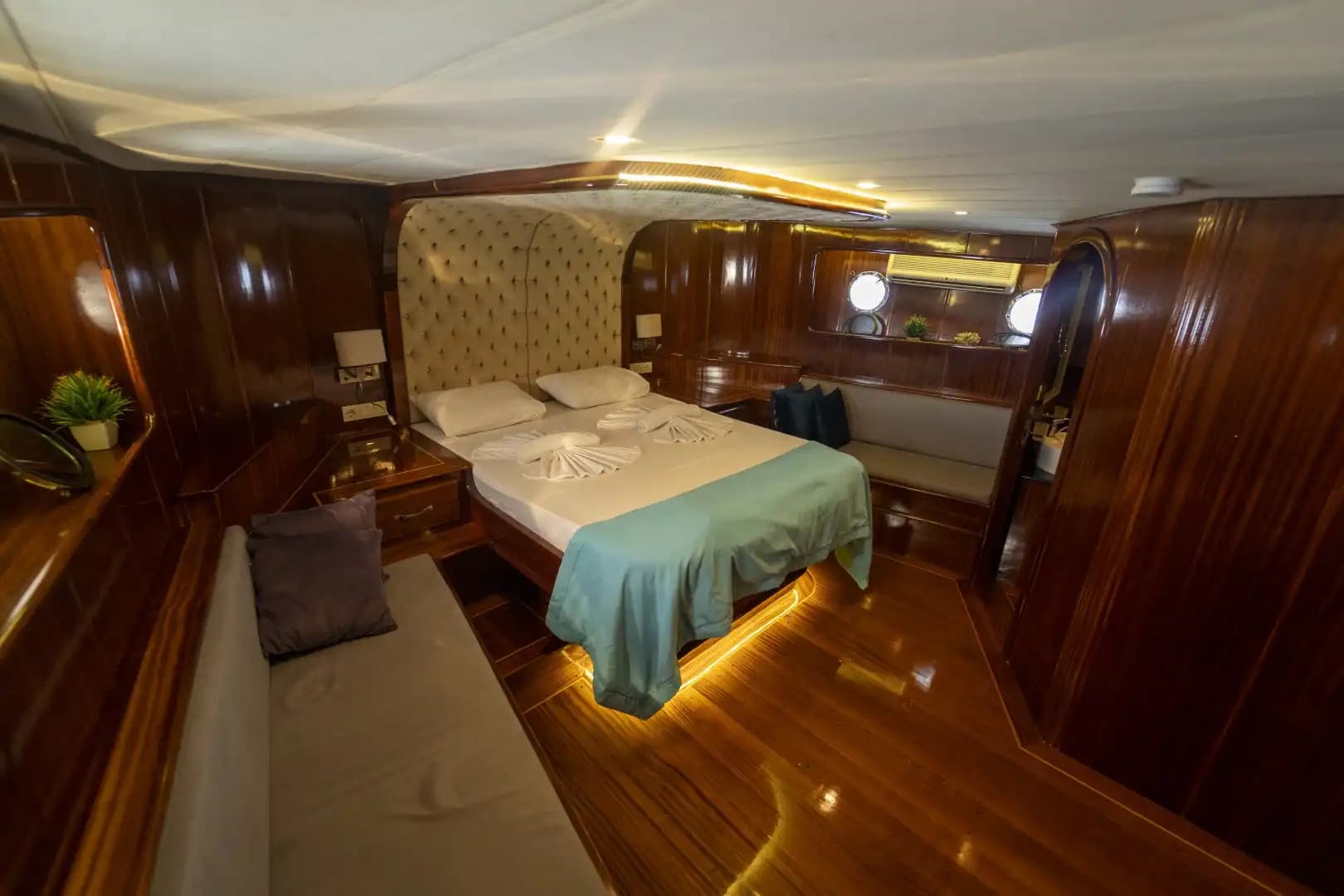 Yate de Lujo con Jacuzzi en Cubierta: 30m 25