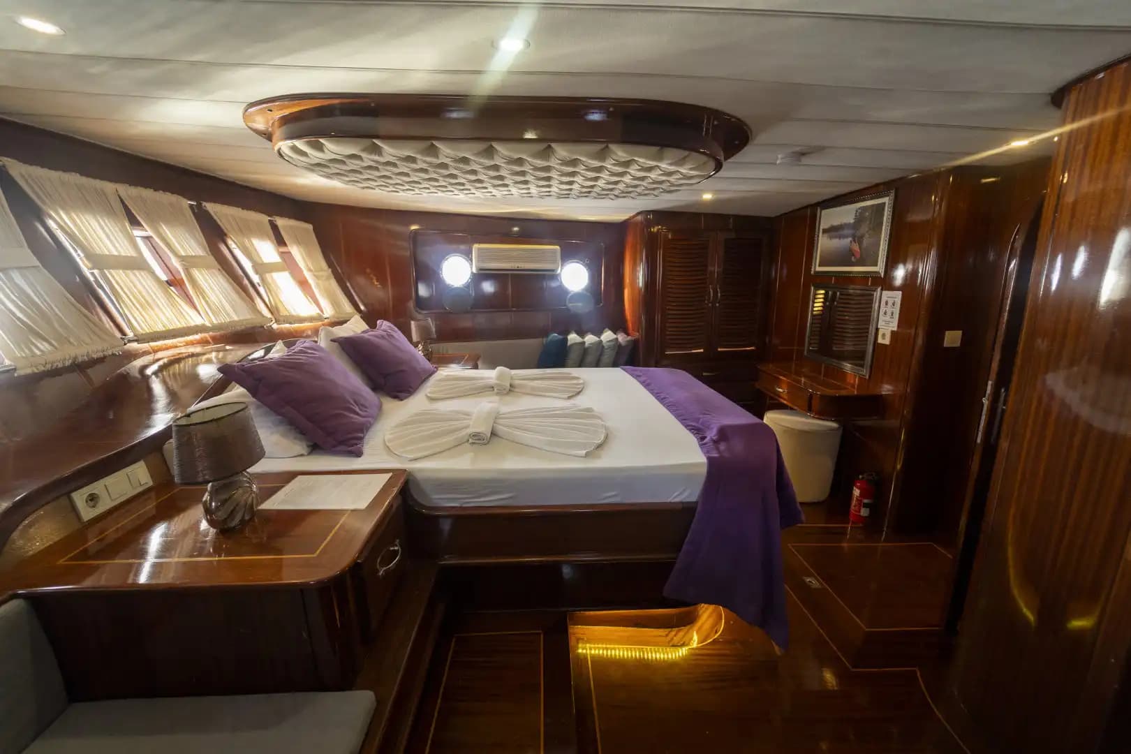Yate de Lujo con Jacuzzi en Cubierta: 30m 4