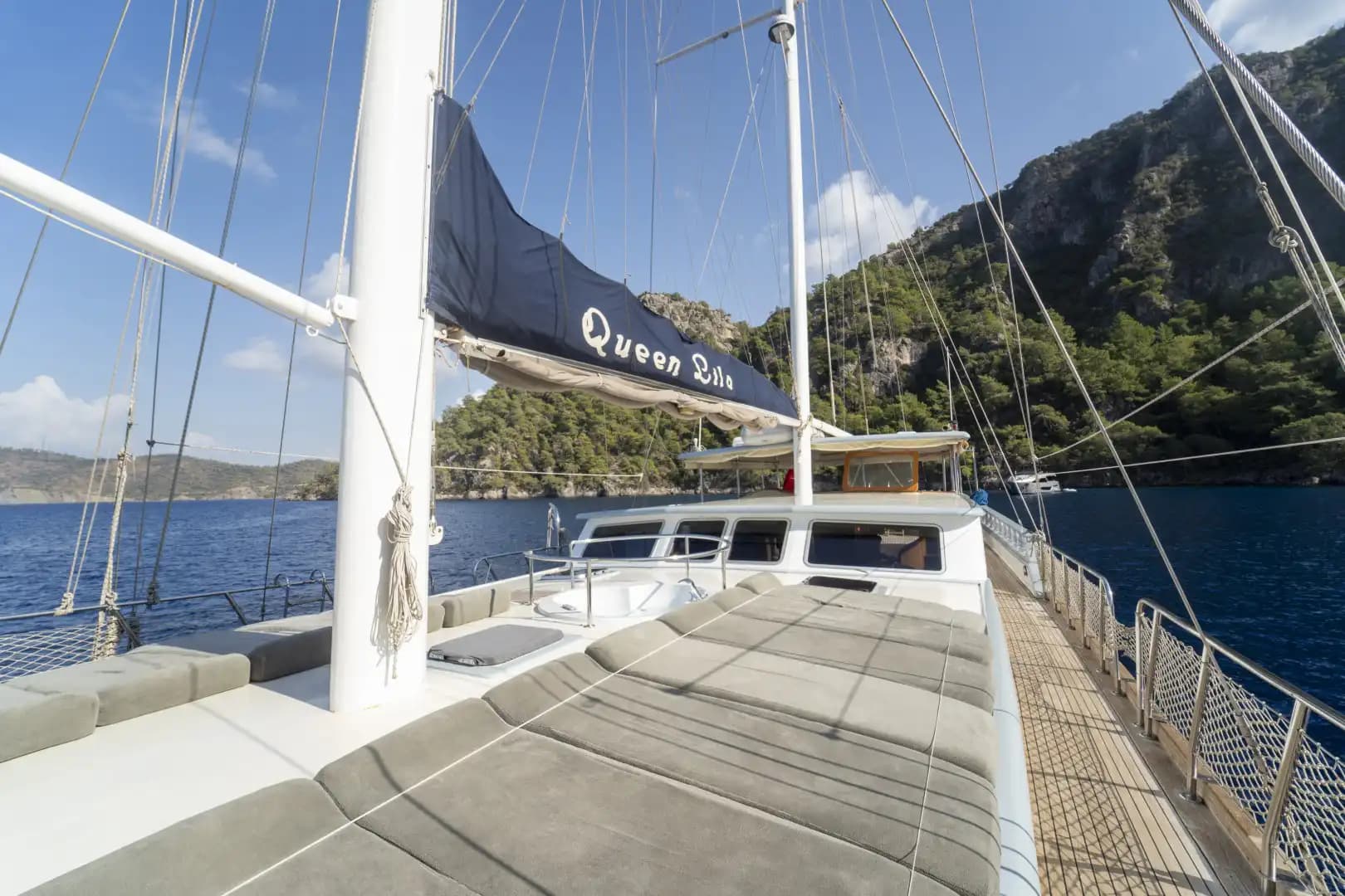 Yate de Lujo con Jacuzzi en Cubierta: 30m 32