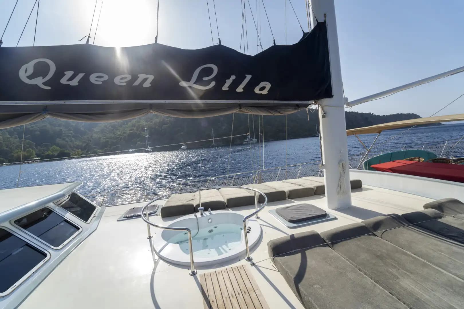 Yate de Lujo con Jacuzzi en Cubierta: 30m 27