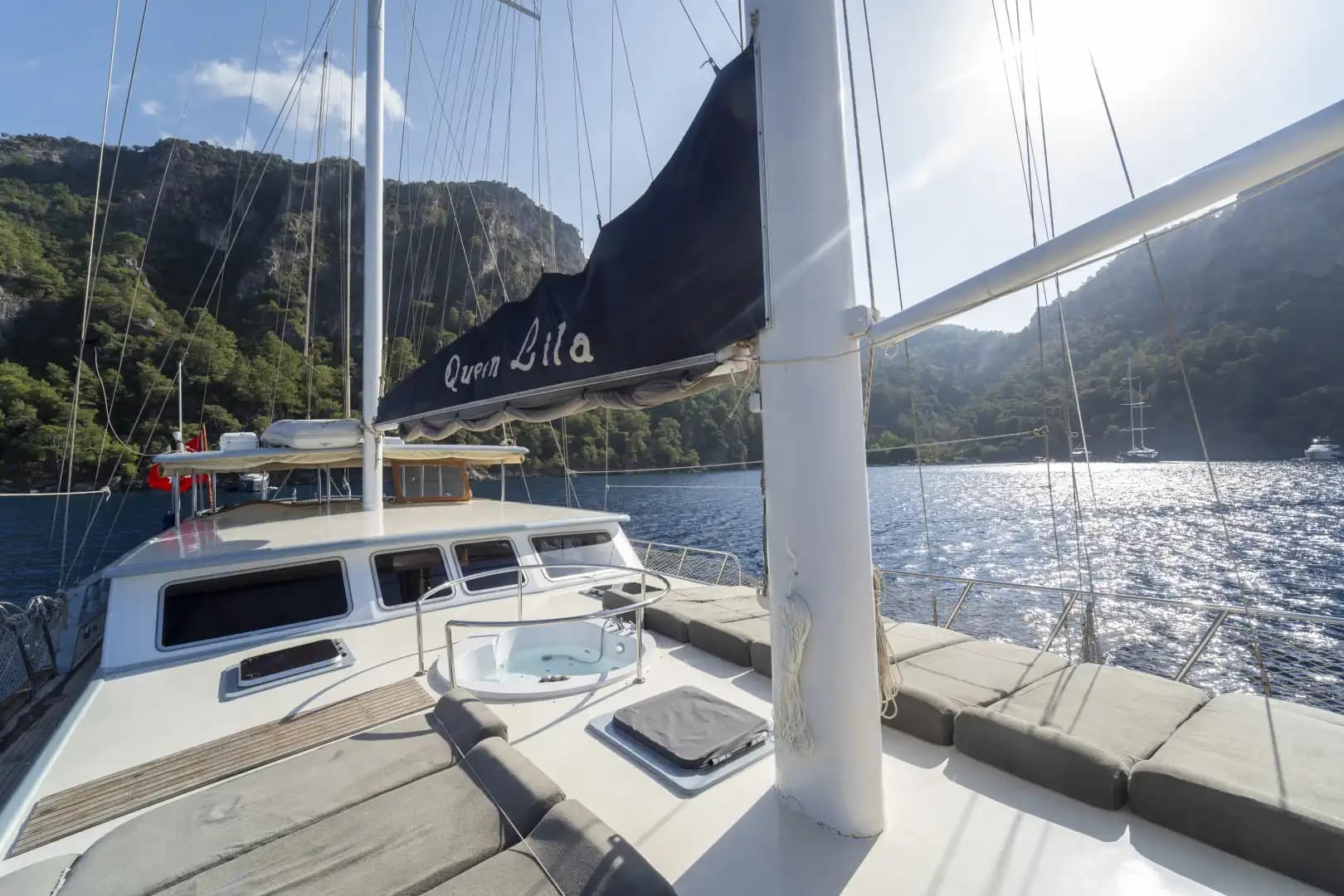 Yate de Lujo con Jacuzzi en Cubierta: 30m 33