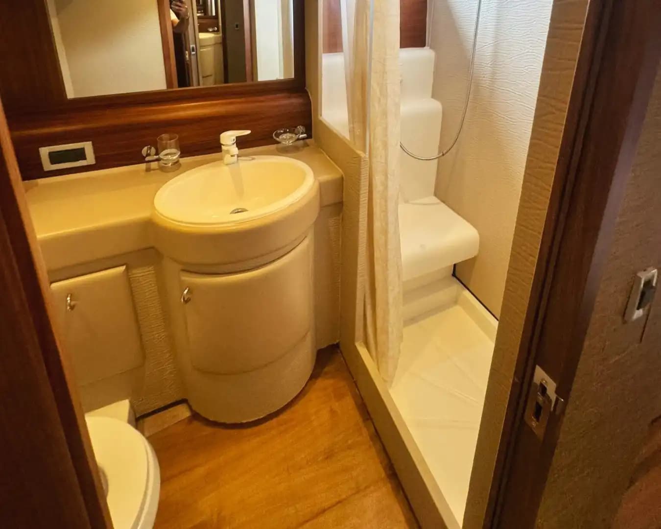 5-Kabine, 10-Personen Motoryacht – Perfekt for Families & Friends 16