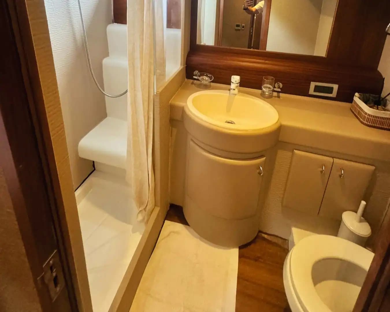 5-Kabine, 10-Personen Motoryacht – Perfekt for Families & Friends 17