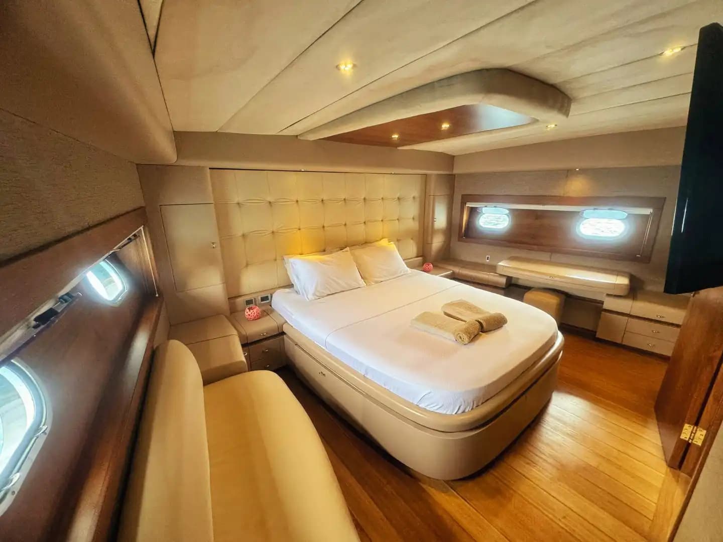 5-Kabine, 10-Personen Motoryacht – Perfekt for Families & Friends 9