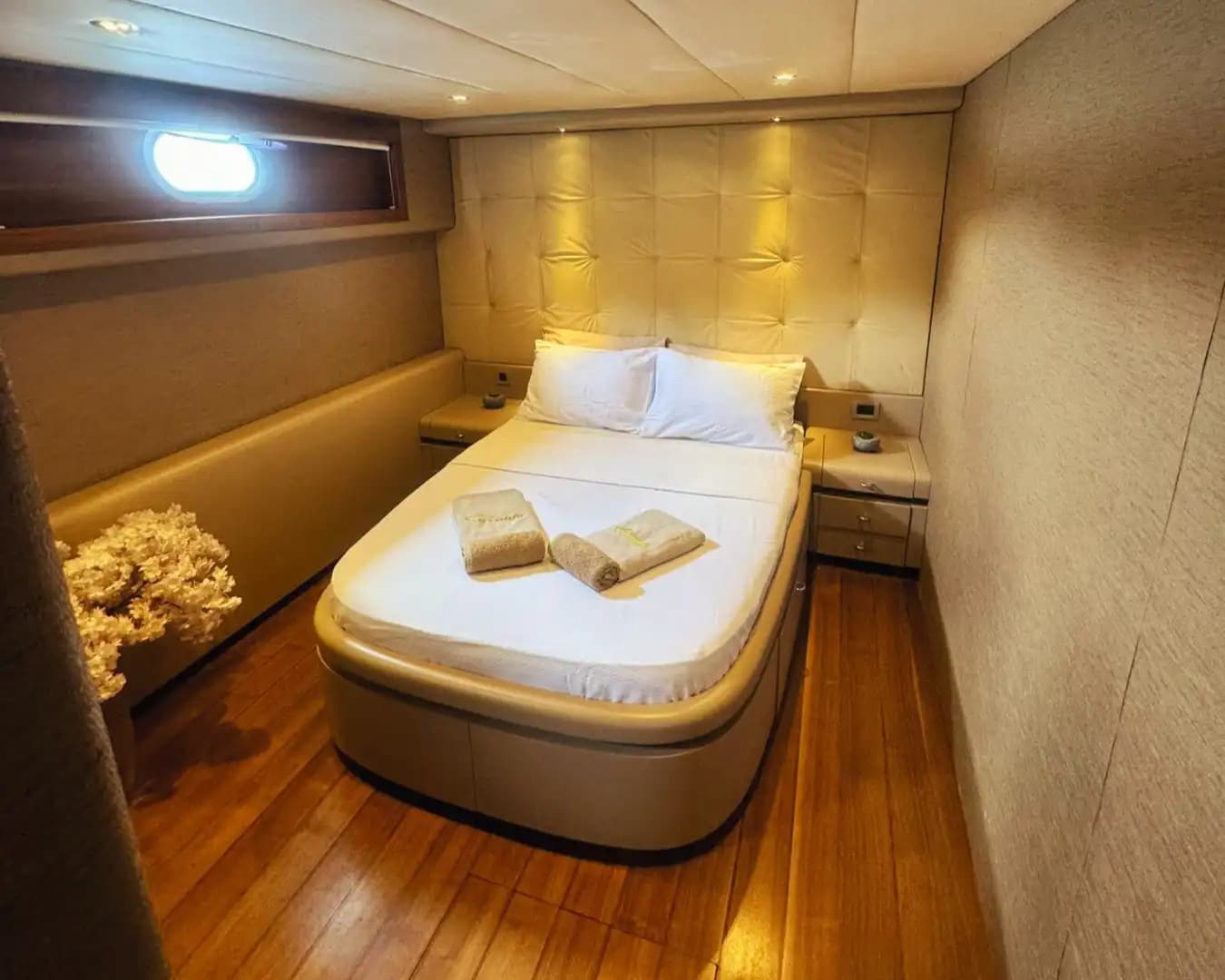 5-Kabine, 10-Personen Motoryacht – Perfekt for Families & Friends 11