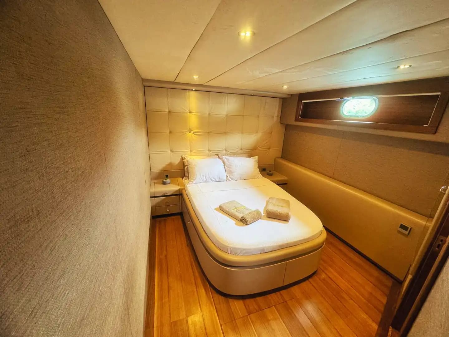 5-Kabine, 10-Personen Motoryacht – Perfekt for Families & Friends 10