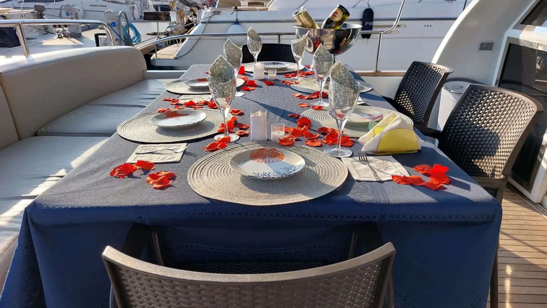 Rent een Yacht in Antalya voor Marriage Proposals, Birthdays, en Corporate Evenementen met een 16-Persoon Capaciteit 3
