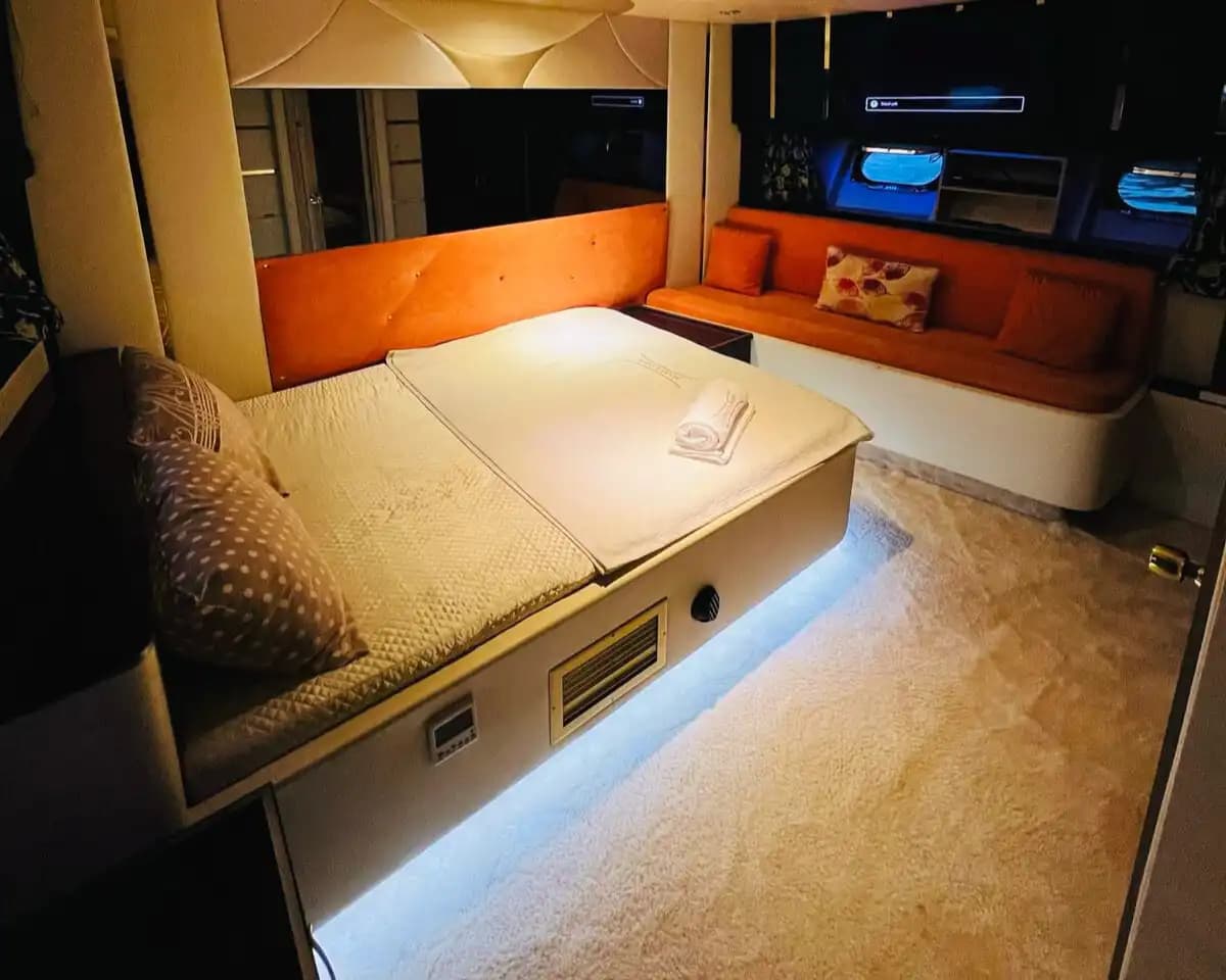 Spacious and Comfortable 18-Person Yacht for Hourly or Daily Rental 12