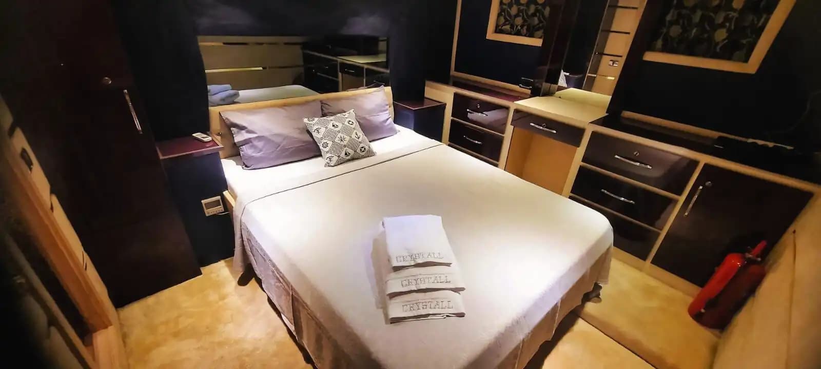 Spacious and Comfortable 18-Person Yacht for Hourly or Daily Rental 11