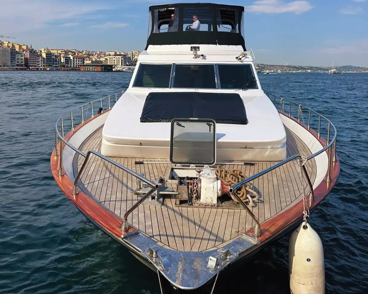 Spacious and Comfortable 18-Person Yacht for Hourly or Daily Rental 7