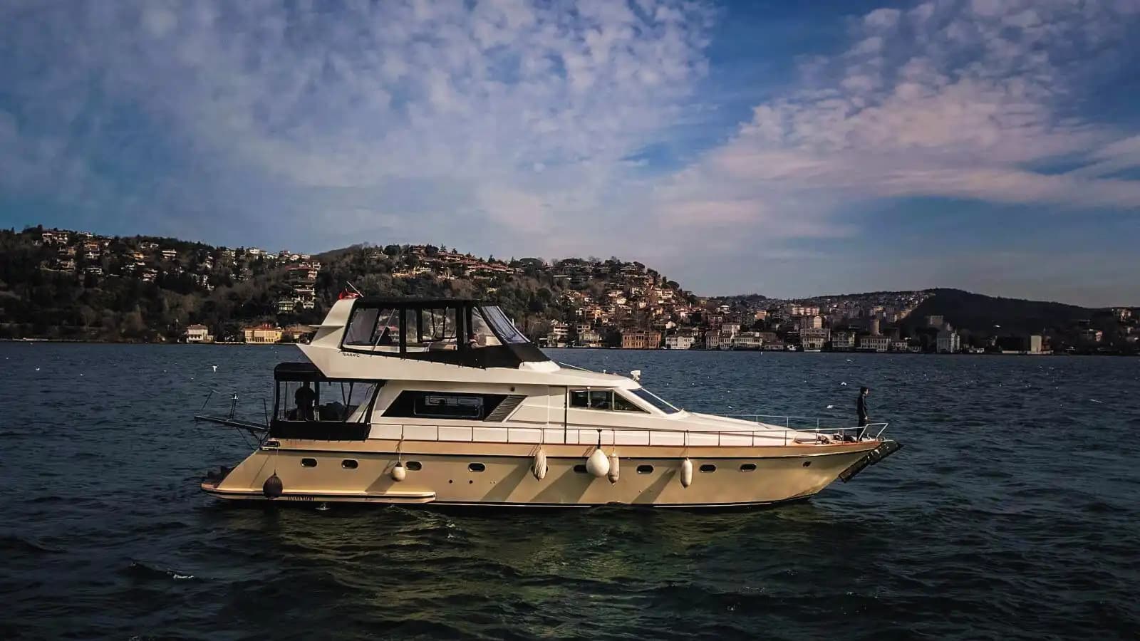 Spacious and Comfortable 18-Person Yacht for Hourly or Daily Rental 3