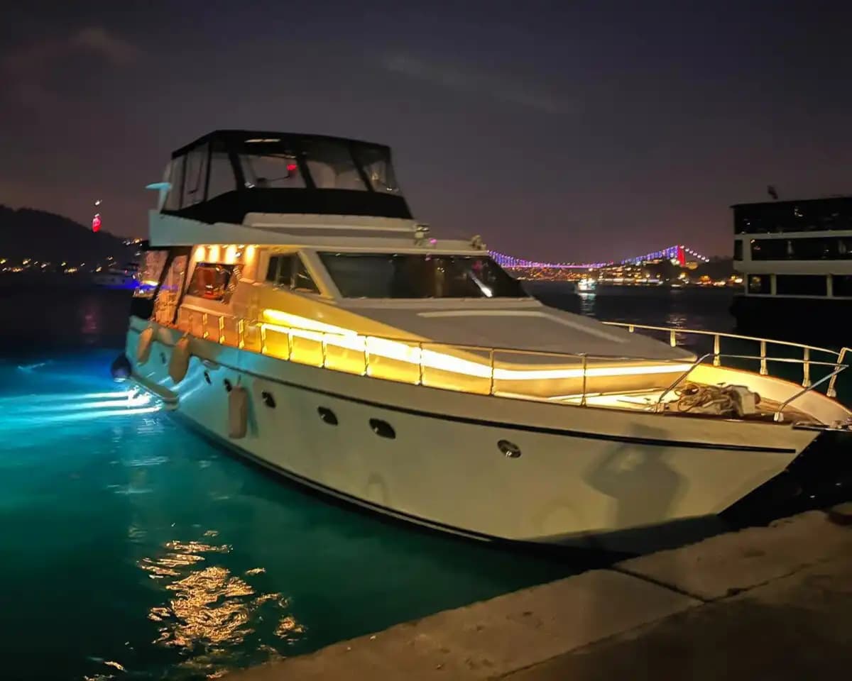 Spacious and Comfortable 18-Person Yacht for Hourly or Daily Rental 6
