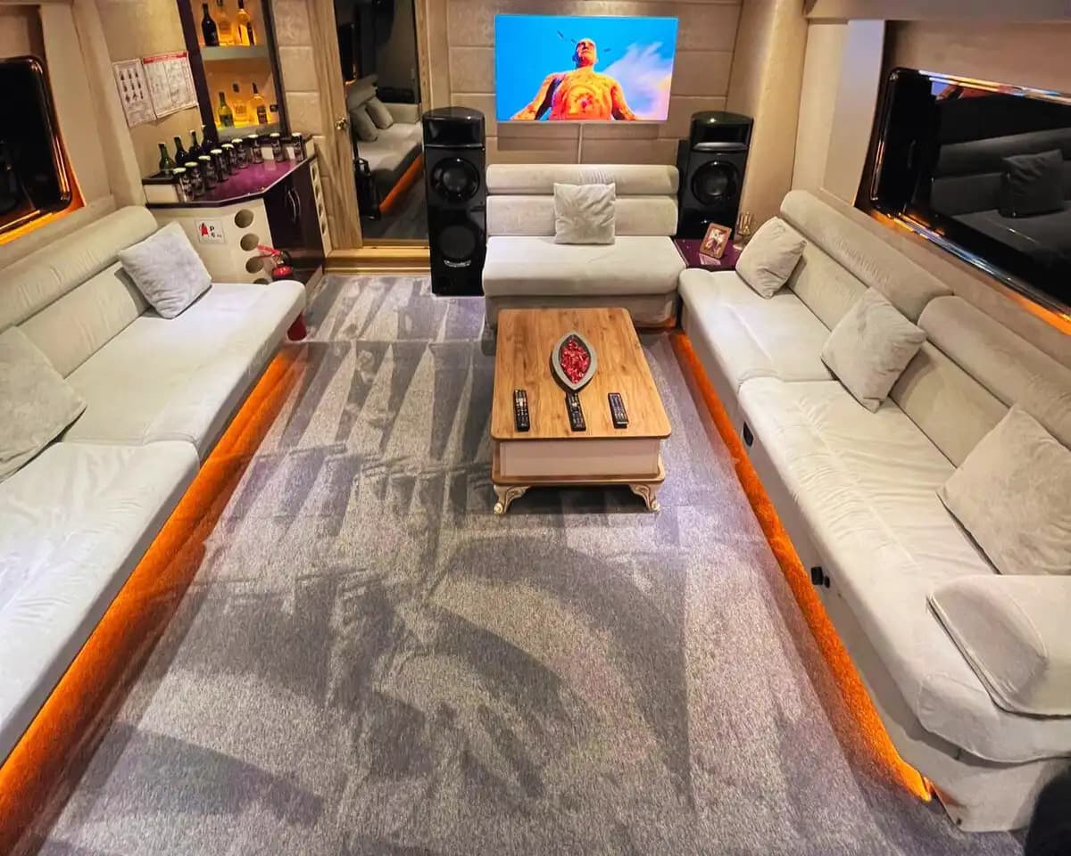 Spacious and Comfortable 18-Person Yacht for Hourly or Daily Rental 5