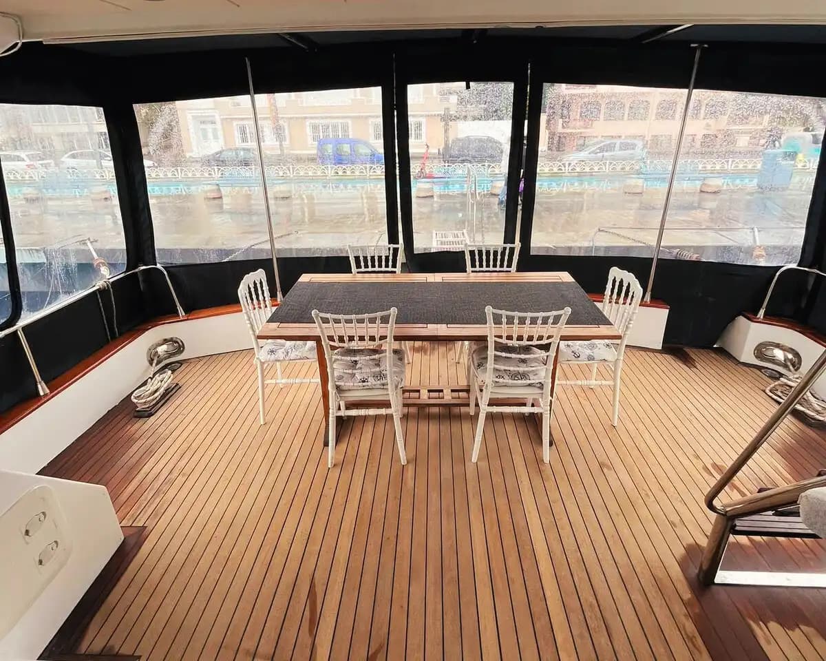Spacious and Comfortable 18-Person Yacht for Hourly or Daily Rental 9