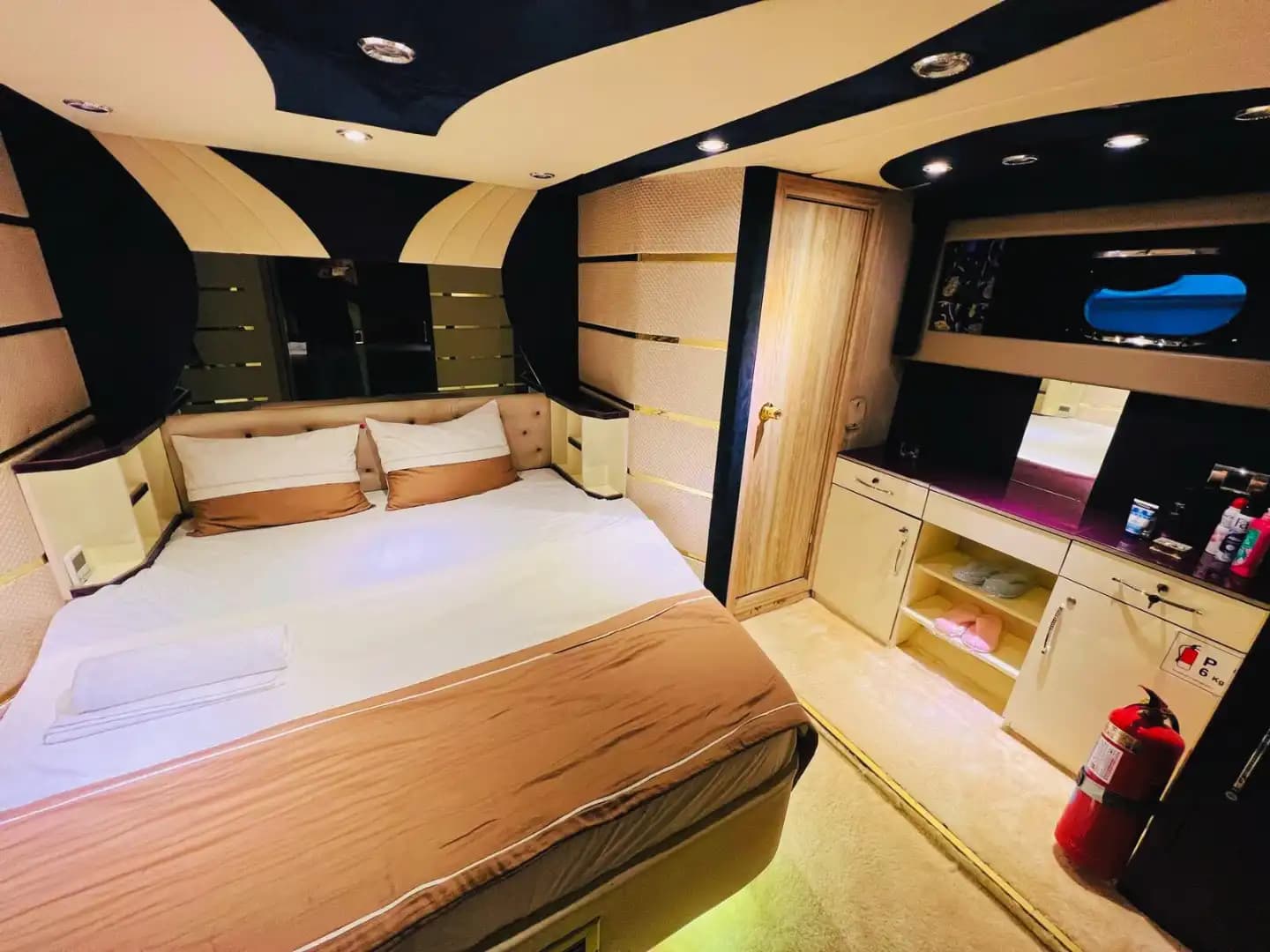Spacious and Comfortable 18-Person Yacht for Hourly or Daily Rental 10