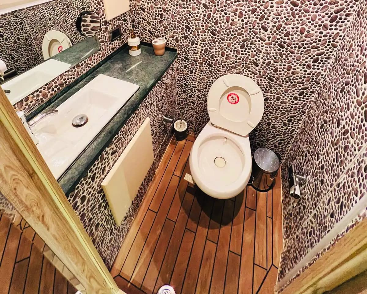 Spacious and Comfortable 18-Person Yacht for Hourly or Daily Rental 16