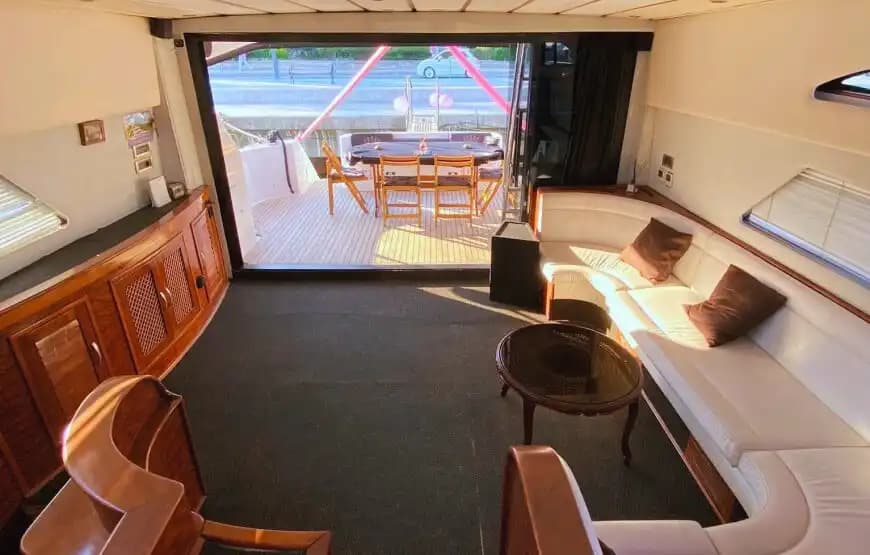 Perfect Choice for Proposals & Celebrations – 26-Person Capacity Yacht 5